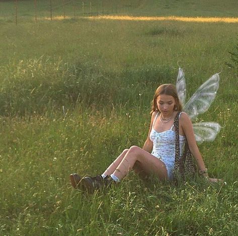 Amma Crellin, Fairytale Vibes, Fairy Core Aesthetic, Picnic Dates, Fae Aesthetic, Ashley Young, Earth Fairy, Fairycore Aesthetic, Fotografi Vintage