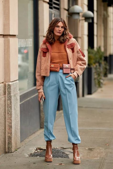 Style Tip: A belt bag offers an unexpected way to break up a color-block outfit. Mode Instagram, Color Blocking Outfits, New York Street Style, Oufits Casual, Nyfw Street Style, Looks Street Style, Work Outfits Women, Cool Street Fashion, Mode Streetwear