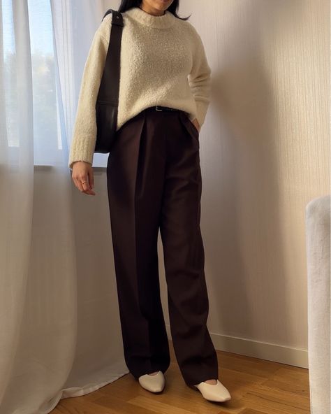 Styling Dark Brown Pants, Dark Brown Trousers Outfit Women, Dark Brown Bag Outfit, Dark Brown Sweater Outfit, Dark Brown Trousers Outfit, Dark Brown Pants Outfit, Brown Trousers Outfit Women, Trousers Outfit Winter, Brown Trousers Outfit