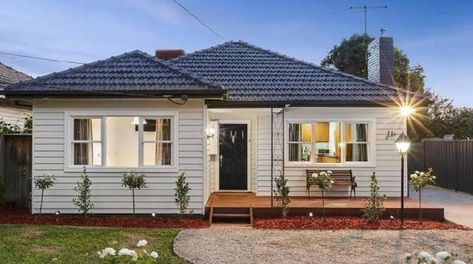 1950's weatherboard renovations - Google Search Weatherboard Exterior Australia, 1950s Weatherboard House Australia, 1950 Bungalow Exterior, Weatherboard House Renovation, 1950s House Exterior, Weatherboard Renovation, 1950s Australia, Weatherboard House Exterior, 1950 House