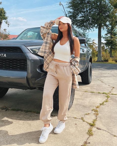 Beige Jogger Pants Outfit, Beige Jogging Pants Outfit, Joggers Fashion Women, Jogger Summer Outfit, Shein Joggers Outfit, Beige Sweat Suit Outfit, Cuffed Joggers Outfit Woman, Neutral Sweat Pants, Tan Sweats Outfit