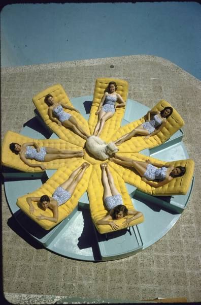 these ladies are totally winning at life. Slim Aarons Photography, Vintage Palm Springs, Dog Lounge, Poolside Furniture, Poolside Glamour, Palm Springs Style, Slim Aarons, Palm Springs California, Cindy Crawford