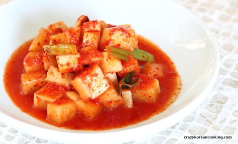 Kkakdugi is a type of kimchi made with Korean radish ("mu" in Korean). Kkakdugi pairs well with soups like seolengtang (ox tail soup) and noodle soups but it can be enjoyed with any meals. The seasoning for kkakdugi is very similar to that of napa cabbage kimchi. Kkakdugi Recipe, Radish Kimchi Recipe, Daikon Kimchi, Bbq Soup, Noodles Vegetarian, Groceries Store, Korean Banchan, Korean Radish, Korean Ingredients