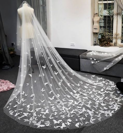 Cinderella Wedding Veil, Fairytale Wedding Veil, Butterfly Veil Wedding, Wedding Dresses With Long Veil, Wedding Dresses With Butterflies, Beautiful Wedding Veils, Long Veils, Butterfly Wedding Dress, Floor Length Veil