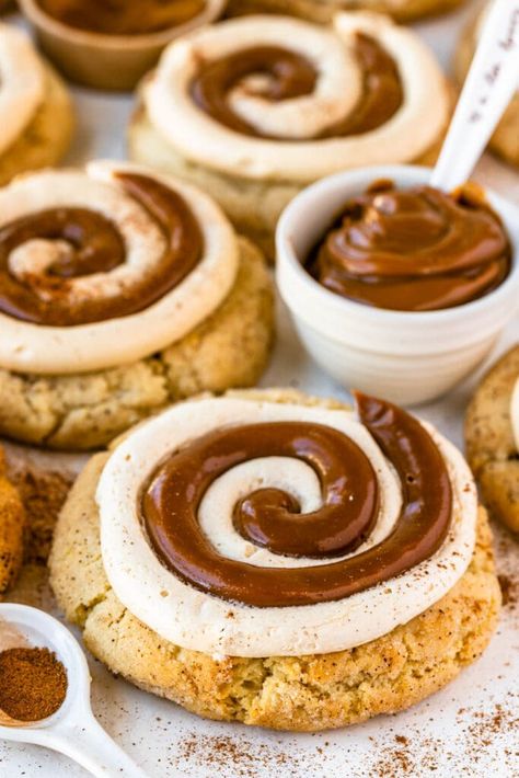 Dulce de Leche Cookies with a swirl of dulce de leche on top #dulcedeleche #cookies Pies And Tacos, Chocolate Flan, Crumble Cookie, Peanut Butter Banana Muffins, Chocolate Macaron, Crumbl Cookies, Macaron Flavors, Chewy Sugar Cookies, Gourmet Cookies