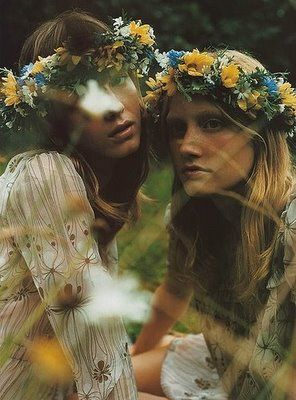 .friendship flowers.#flowers #crown #lace #beautiful #hairstyle #curls #fairytale #feminine #natural Angela Lindvall, Fashion 60s, Bohemian Diesel, Alfred Stieglitz, I'm With The Band, Beltane, Flower Crowns, Summer Solstice, Spring Inspiration