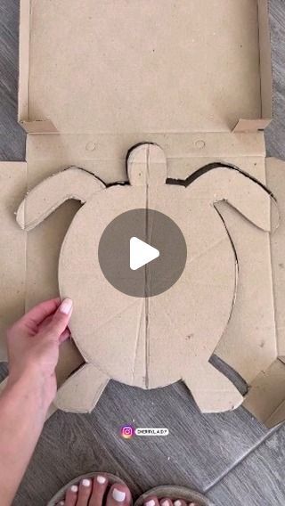 Turtle Projects For Kids, Diy Piñata Ideas, Turtle Piñata, Cartapesta Ideas, Cardboard Turtle, Craft Ideas With Cardboard, Pinatas Diy, Pinatas Ideas, Cardboard Art Projects