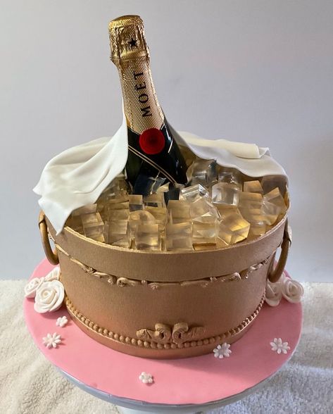 Champagne Birthday, Champagne Cake, Special Occasion Cakes, Occasion Cakes, Food Dessert, Cake Art, 21st Birthday, Birthday Decorations, Special Occasion