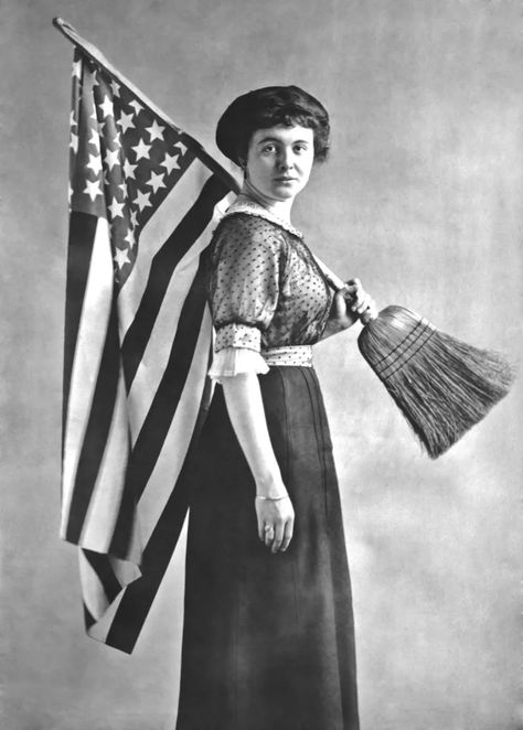 FLAG and BROOM HANDLE: An American suffragette carries a symbolic American flag attached to a broom handle, circa 1917. Suffragette Movement, Elizabeth Cady Stanton, Suffrage Movement, Well Behaved Women, Brave Women, American Flags, Badass Women, Women In History, Inspirational Pictures