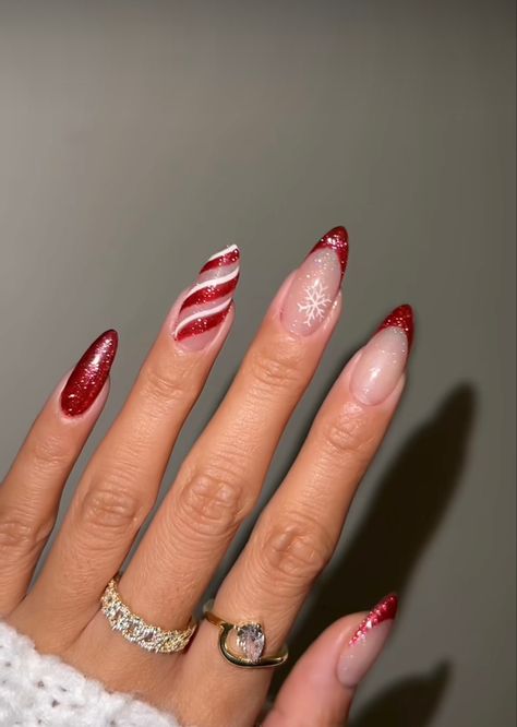 Red Holiday Nails Acrylic, Stiletto Nails Christmas, Stiletto Christmas Nails, Nail Art Noel, Christmas Nail Ideas, Festive Manicure, Red Christmas Nails, Christmas Gel Nails, Almond Acrylic Nails