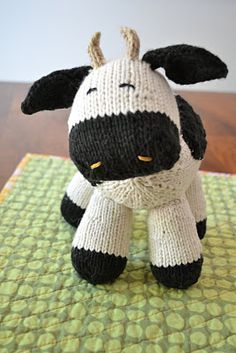 knitted cow | free pattern Animal Knitting Patterns, Knitted Animals, Knitted Wit, Milk Cow, How To Start Knitting, Knitting Gift, Cow Pattern, Knitted Dolls, Garter Stitch