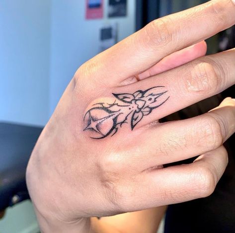 42 Tattoo, Tato Minimal, Hand And Finger Tattoos, Pretty Hand Tattoos, Sharpie Tattoos, Handpoke Tattoo, Small Hand Tattoos, Tattoo Style Drawings, Discreet Tattoos