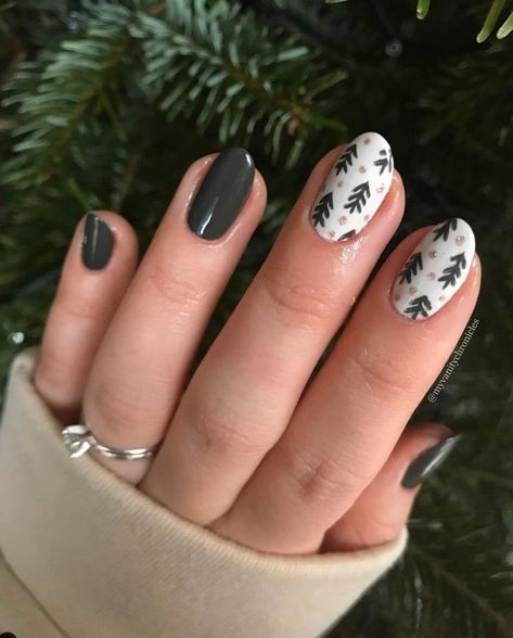 45+ Christmas Tree Nails Design Ideas for the Perfect Festive Look Boho Christmas Nail Ideas, Cute Christmas Nail Designs For Short Nails, White Holiday Nail Designs, Fall Gel Nail Art Ideas, Forest Green Winter Nails, Green White Christmas Nails, Rustic Christmas Nails, Christmas Tree Gel Nails, Tree Nails Art