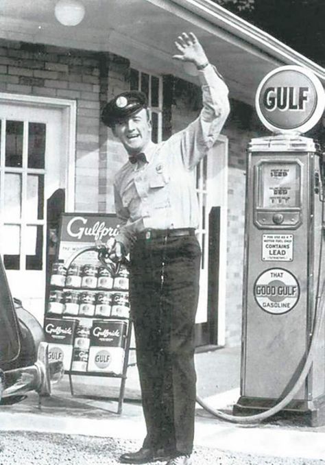 How to void off a jerk Mechanics Photography, Gas Station Attendant, Old Gas Pumps, Car Memorabilia, Phillips 66, Pompe A Essence, Good Resume Examples, Fuel Truck, Small Town America