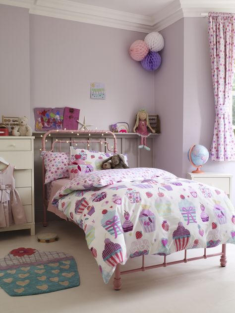 Cupcake bedding, what more could your little one want? #kids #bedding #cupcakes #pink Cupcake Bedroom, Cupcakes Pink, Bedroom Theme, Muffin Cupcake, Kids Bedrooms, Themed Room, Kids Bedding, Bedroom Themes, Room Themes