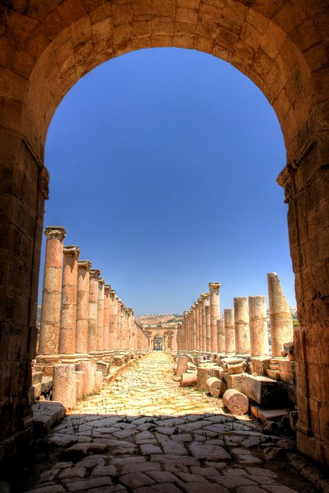 Terra Santa, Roman Ruins, Jordan Travel, Architectural Sculpture, Ancient Architecture, Ancient Ruins, Amman, Ancient Romans, Ancient Cities