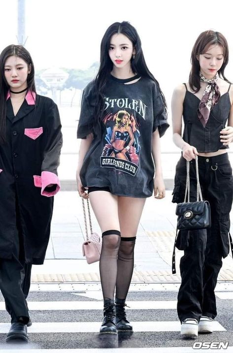 Karina Aespa Outfits Casual, Karina Airport Fashion, Karina Aespa Outfit, Kpop Airport Outfits, Aespa Airport Fashion, Airport Outfit Kpop, Kpop Idol Airport Fashion, Karina Outfits, Karina Fashion