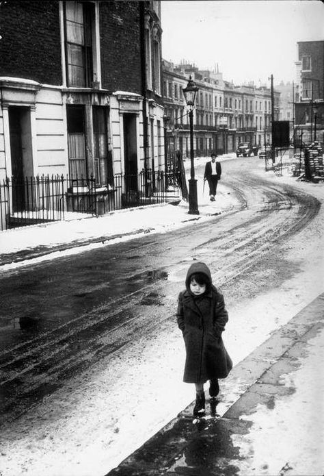 George Rodger Dicken’s London, 1962 London In December, Milan Kundera, Robert Frank, Robert Doisneau, Henri Cartier Bresson, Old Photography, Old London, Magnum Photos, London Street