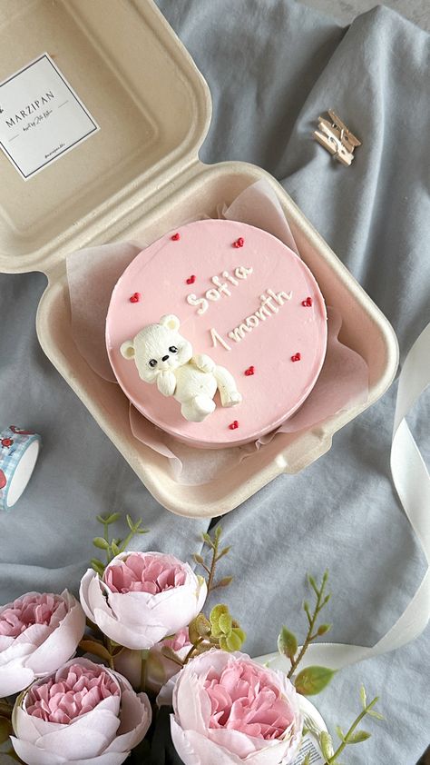 Monthly Cakes For Baby Girl, 1 Month Cake Baby Girl, Baby Cake Design, Baby Pasta, 2 Month Baby, 1 Month Baby, Small Birthday Cakes, Bento Cakes, Chocolate Dishes