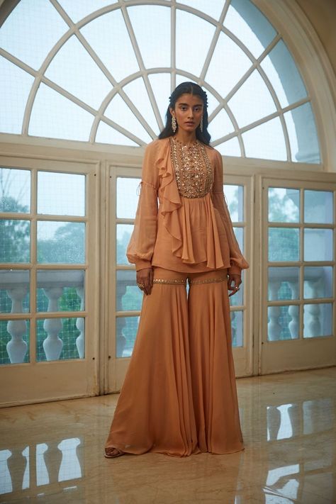 Indowestern Outfits, Simple Indian Suits, A Line Skirt Outfits, Choli Dress, Womens Dress Coats, Mehendi Outfits, Cute Casual Dresses, Dress Neck Designs, Fancy Dresses Long