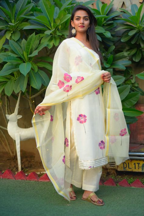 Hand Block Printed Suits, Fabric Colour Painting, Fabric Paint Shirt, Punjabi Suits Designer Boutique, Embroidery Suits Punjabi, Fabric Paint Diy, Saree Painting, Fabric Painting Techniques, Patterns Flowers