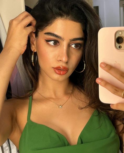 EnjoyR on Twitter: "Smooth pits🤤 . #KhushiKapoor… " Khushi Kapoor, Actress Without Makeup, Celebrity Trends, Sonam Kapoor, Instagram Handle, Fresh Face, Makeup Routine, Get Over It, Beautiful Outfits