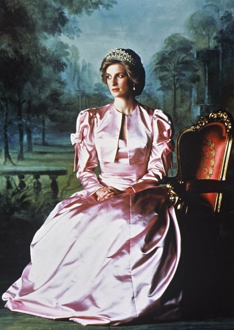 Prințesa Diana, Putri Diana, Princess Diana Dresses, Pink Portrait, Princess Diana Wedding, Prins William, Princess Diana Fashion, Prins Harry, Princess Diana Family