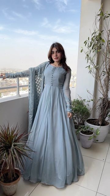 Chifon Dress, Long Frock Designs, Long Gown Design, Simple Frocks, Lehenga Designs Simple, Anarkali Dress Pattern, Simple Gowns, Pakistani Fancy Dresses, Beautiful Pakistani Dresses