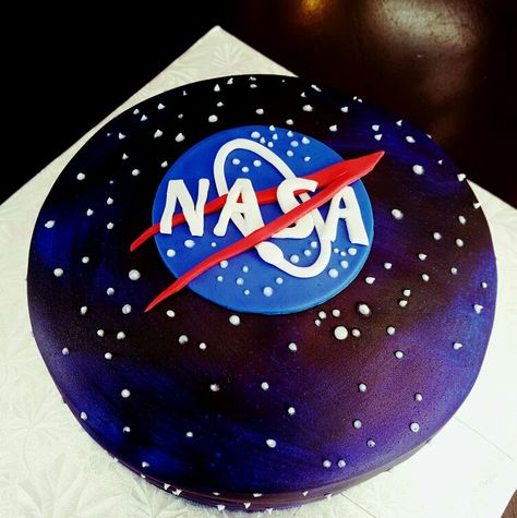 Nasa space cake Nasa Cake Ideas, Nasa Cake Birthday, Nasa Cake, Nasa Party, 60th Birthday Party Themes, Solar System Cake, Boys 8th Birthday, Space Cake, Galaxy Cake