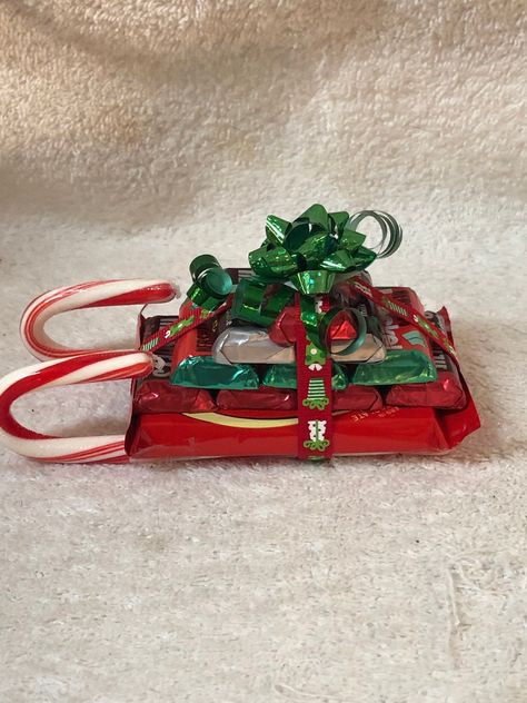 Candy Sleighs Diy, Good Teacher Gifts, Kit Kat Candy, Christmas Candy Crafts, Candy Sleigh, Candy Cane Sleigh, Kit Kat Bars, Candy Cane Crafts, Christmas Candy Gifts