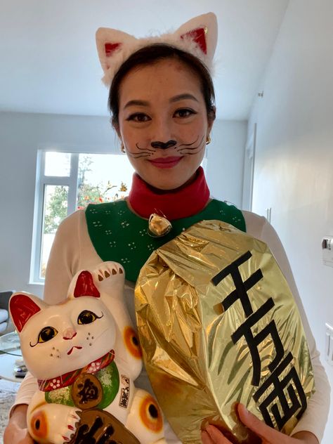 DIY costume Fortune Cookie Costume, Lucky Cat Costume, Costumes For Asian Women, Chinese Halloween Costume, Asian Halloween Ideas Costumes, Halloween Costumes Asian, Asian Halloween Ideas, Asian Halloween, Cookie Costume