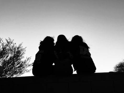 Dp For Three Friends Group, Trio Cover Photo, Three Sisters Aesthetic Faceless, Aesthetic Three Best Friends, Three Besties Aesthetic, Polyam Aesthetic, Three Sisters Aesthetic, Three Bff Pictures Aesthetic, Dark Trio Aesthetic