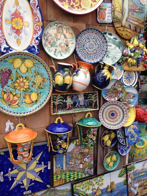 Italian Crafts, Italy Souvenirs, Sicilian Decor, Souvenirs From Italy, Italian Souvenirs, Merchandise Display, Italian Vibes, Best Things To Buy, Shopping In Italy