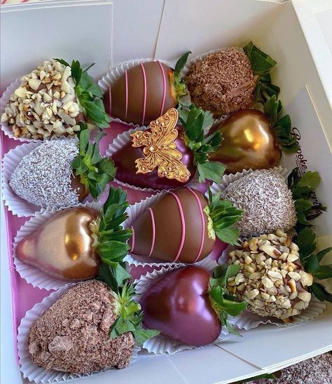 Grace F. on Instagram: “🍓When someone is so sweet to you, don't expect that person will be like that all the time. Remember, even the sweetest chocolates…” Chocolate Covered Strawberries Bouquet, Chocolate Covered Treats, Chocolate Dipped Strawberries, Roasted Nuts, Strawberry Dip, Chocolate Covered Oreos, Covered Strawberries, Chocolate Strawberries, Sweet Chocolate