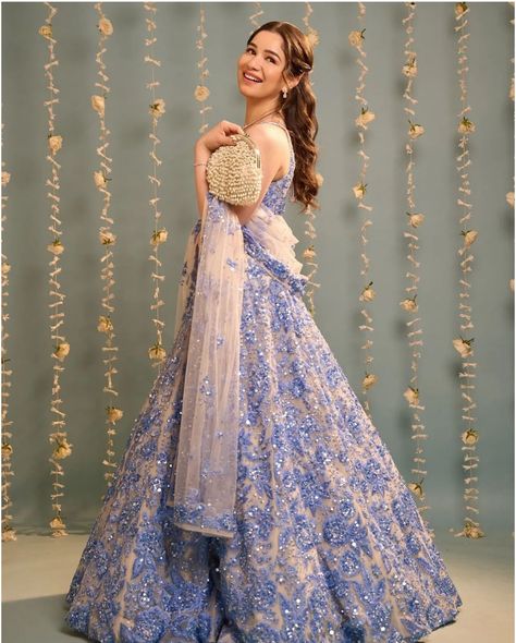 Lehenga Poses, Unique Lehenga, Sara Tendulkar, Indian Wedding Reception Outfits, Elegant Lehenga, Ambani Wedding, Lehenga Bollywood, Stylish Lehenga, Bridesmaid Outfits