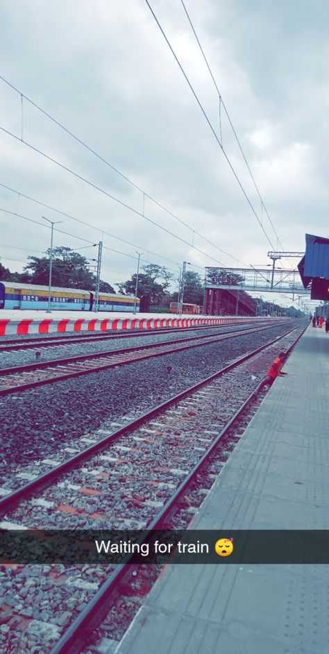 Snapchat Travel Stories, Train Snap Ideas, Surat Station Snap, Train Story Ideas, Train Pics Photo Ideas, Railway Station Snap, Train Snapchat Stories, Train Snapchat, Night Train Aesthetic