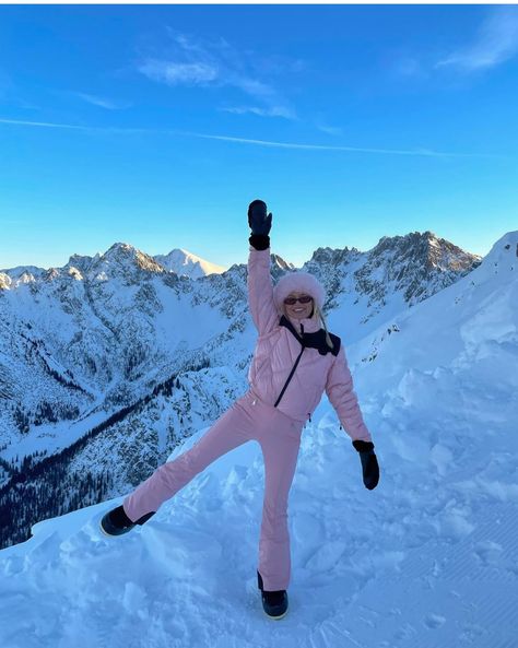 Winter Hike Outfit, Pink Ski Outfit, Ski Outfit Aesthetic, Skiing Aesthetic Outfits, Barbara Kristoffersen, Ski Fits, Snow Fits, Skiing Locations, Ski Trip Outfit