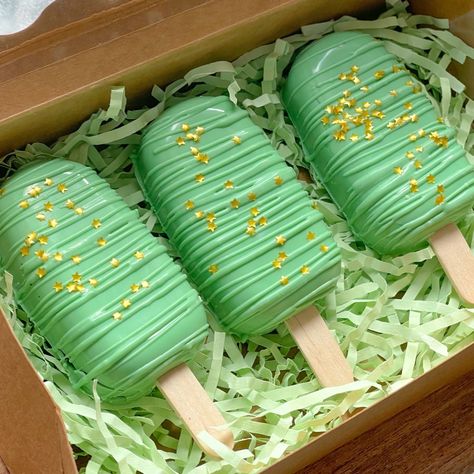 Cakesicles
Cake pops
Chocolate treats St Patrick’s Day Cakesicles, Green And Gold Strawberries, St Patrick Desserts Ideas, St Patrick’s Day Cake Pops, St Patrick’s Day Treats, St Patricks Cake, Puck Cakes, St Patricks Desserts, St Patricks Day Treats