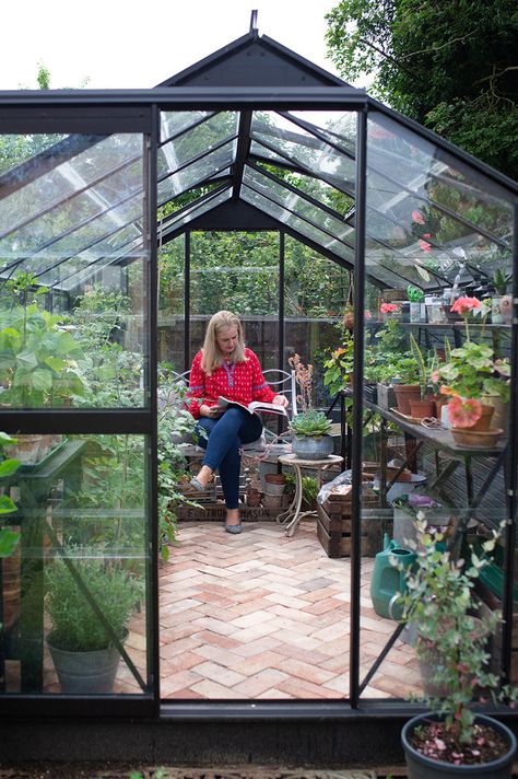 Black Green House, Greenhouse Styling, Greenhouse Vintage, Black Greenhouse, Modern Greenhouse, Modern Greenhouses, Greenhouse Design, Diy Greenhouse Plans, Best Greenhouse