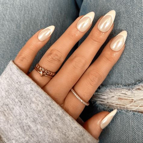 17 Chrome French Manicures We Can't Stop Thinking About Minimal Manicure, Chrome Manicure, Chrome French, White Chrome Nails, Blue Chrome Nails, Chrome Nail Polish, Nails Pastel, Pink Chrome Nails, How To Clean Chrome