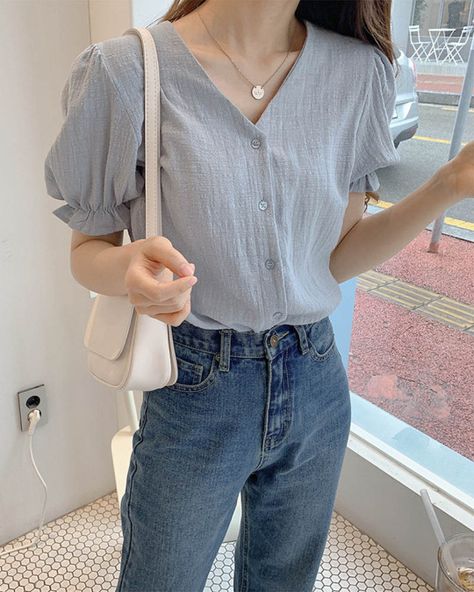 Cool Outfit Inspo Summer, V Neck Puff Sleeve Blouse, Cute Summer Blouses, V Neck Blouse Outfit, Cute Blouse Outfits, V Neck Top Outfits, Korean Blouse Outfit, Cute Korean Tops, Puff Sleeves Outfit