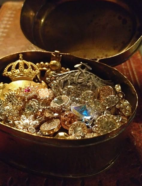 Antique Treasure ~ Cabinet of Curiosities and Oddities Gold Bullion Bars, Zodiac Academy, Fotografi Vintage, Money Stacks, Gold Money, Gold Bullion, Money And Happiness, Crown Jewels, Silver Coins