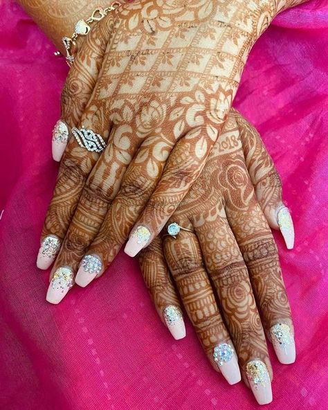 Introducing latest bridal nail art designs for brides to be. We have found some beautiful nail art designs for you. From glitter nail art to a basic french tip nail art design, we've covered it all for you to-be brides! #shaadisaga #indianwedding #bridalnailart #bridalnailartdesigns #bridalnailartindian #bridalnailartindianred #bridalnailartindianpink #bridalnailartweddingmanicure #bridalnailartindianglitter #bridalnailartsimple #bridalnailartdesignsweddingday #bridalnailartwhitr #bridalnails Nail Art Designs For Engagement, Bridal Nail Art Designs, Diy Christmas Nail Art, Classic Nail Art, Bridal Manicure, Christmas Nails Diy, Bridal Nail, Metallic Nail Art, Bridal Nail Art