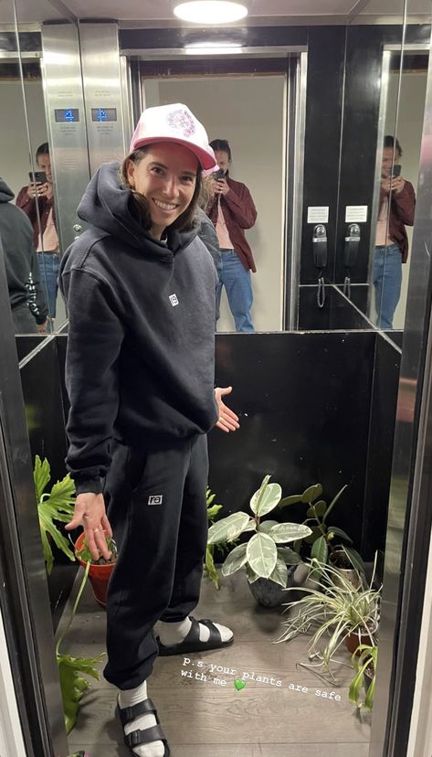 Tobin Heath In The Airport, Tobin Heath, Usa Soccer Women, Women’s Soccer, Usa Soccer, Womens Football, Arsenal Fc, Casual Chic Outfit, Sport Girl