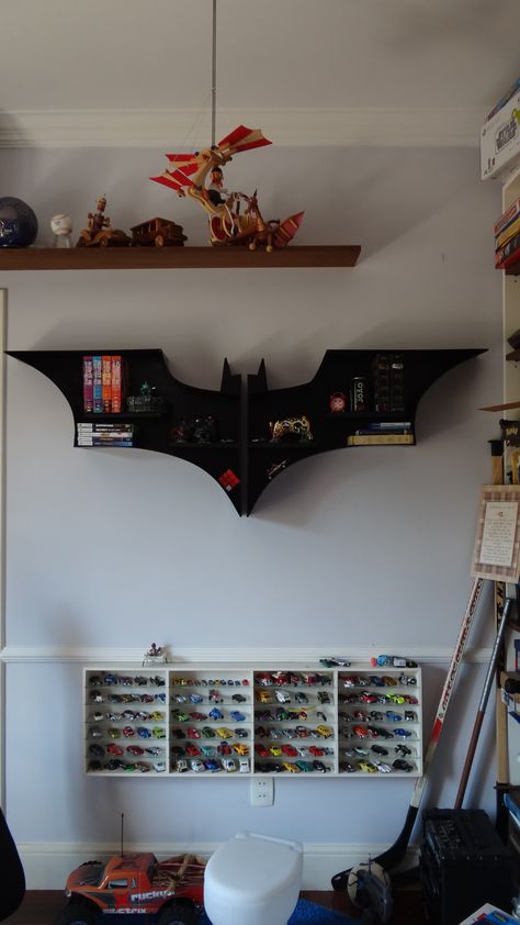 Homemade Batman's bookshelf Batman Bookshelf, Batman Shelf, Kids Bedroom Decor Ideas, Children Bedroom Furniture, Dark Batman, Batman Bedroom, Batman Room, Hot Wheels Room, Christmas Hand Painted