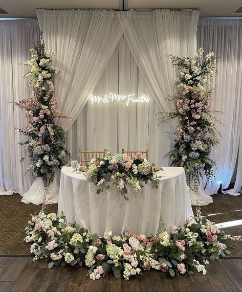 Sweetheart Table Backdrop Ideas, Sweetheart Table Floral Backdrop, Flower Wall Behind Sweetheart Table, White Flowers Sweetheart Table Wedding, Wedding Sweetheart Table, Sweetheart Head Table Drapery Backdrop, White Flower Sweetheart Table, Sweetheart Table Backdrop, Wedding Background Decoration