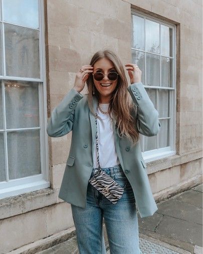 Neutral Outfit Ideas, Pastel Blazer, Mid Size Fashion, Personal Style Inspiration, Plain White Tee, Blazer Outfit, Neutral Outfit, Spring Trends, Blazer Outfits