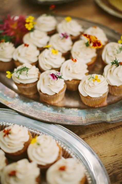 Birthday Gathering, Cupcakes Flores, Cakes Simple, Edible Flowers Cake, Mums Birthday, Summer Wedding Cakes, Wildflower Baby Shower, Wedding Cakes With Cupcakes, Easy Cake Decorating