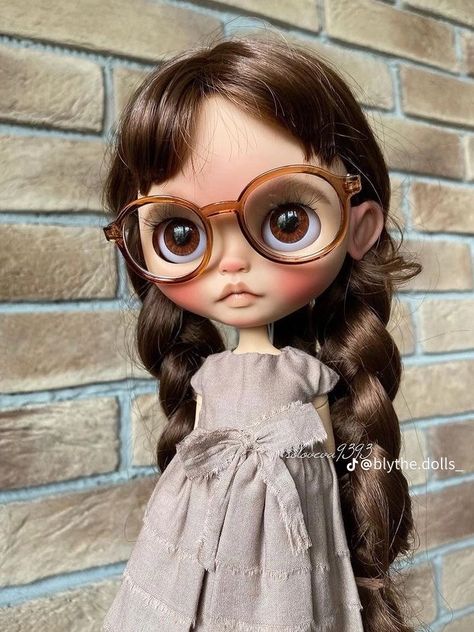 Blythe Doll, The Clothes, Blythe Dolls, Brown Hair, The Face, Eyelashes, Dolls, Wall, Hair