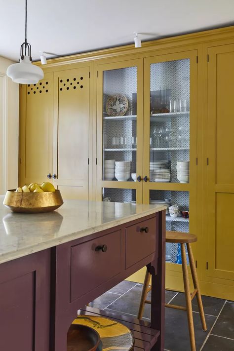 60s Inspired Kitchen, Yellow And Blue Kitchen, Yellow Kitchen Inspiration, Pale Yellow Kitchens, Yellow Kitchen Ideas, Mustard Kitchen, Instagram Display, Dark Brown Floor, Yellow Kitchen Designs